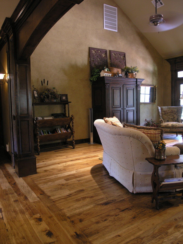 Aménagement d'un salon classique de taille moyenne et ouvert avec une salle de réception, un mur beige, aucune cheminée, aucun téléviseur et un sol en bois brun.