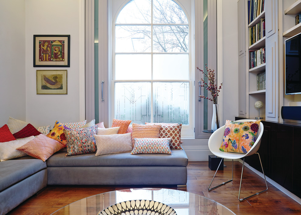 Repräsentatives, Abgetrenntes Klassisches Wohnzimmer ohne Kamin mit blauer Wandfarbe, braunem Holzboden und Multimediawand in London