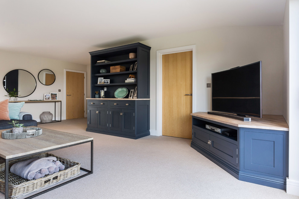 Esempio di un soggiorno design di medie dimensioni e aperto con pareti bianche, moquette, TV autoportante e pavimento beige