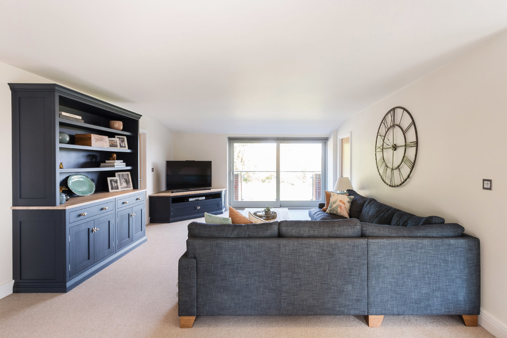 Immagine di un soggiorno minimal di medie dimensioni e aperto con pareti bianche, moquette, TV autoportante e pavimento beige