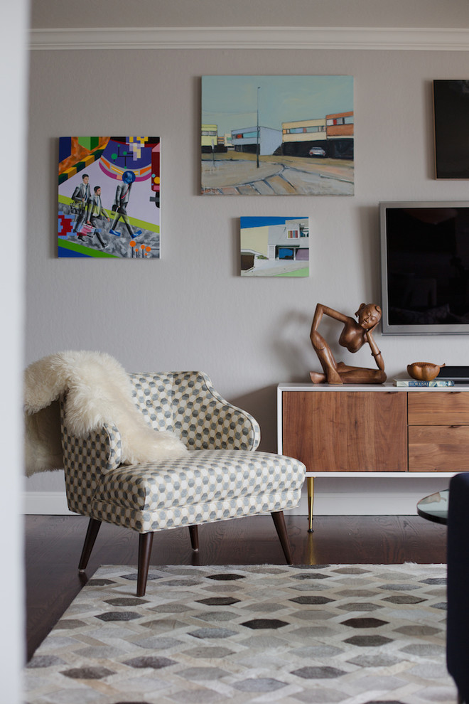 Inspiration pour un petit salon minimaliste ouvert avec un mur gris, un sol en bois brun, une cheminée d'angle, un manteau de cheminée en brique et un téléviseur fixé au mur.