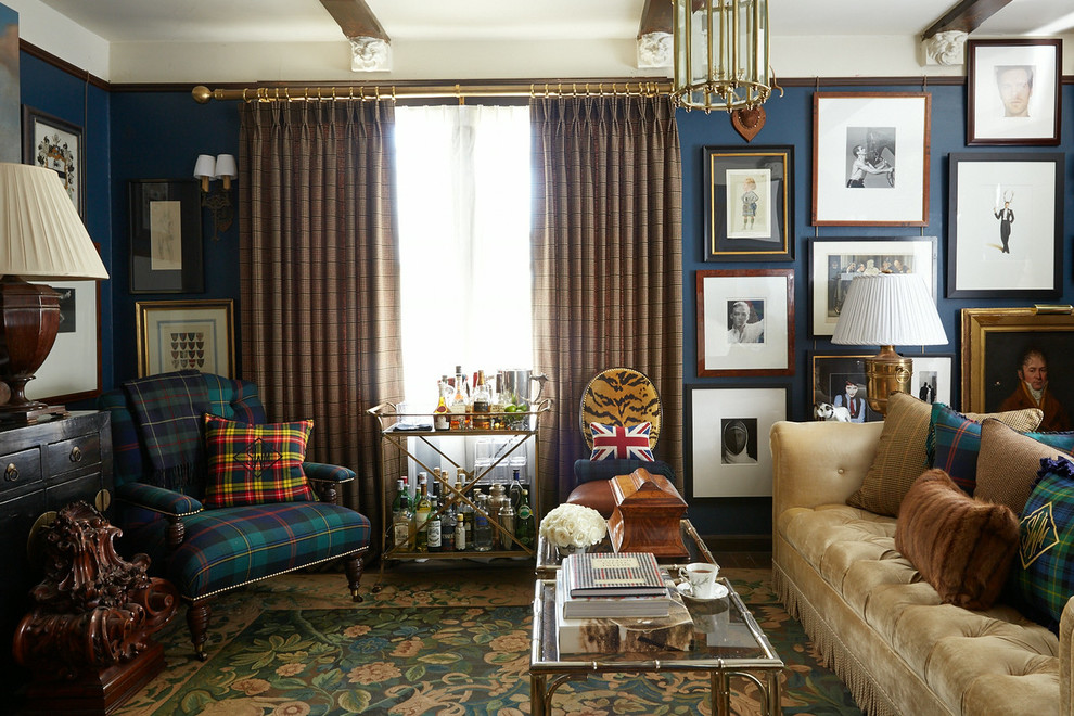 Пример оригинального дизайна: парадная гостиная комната в классическом стиле с синими стенами