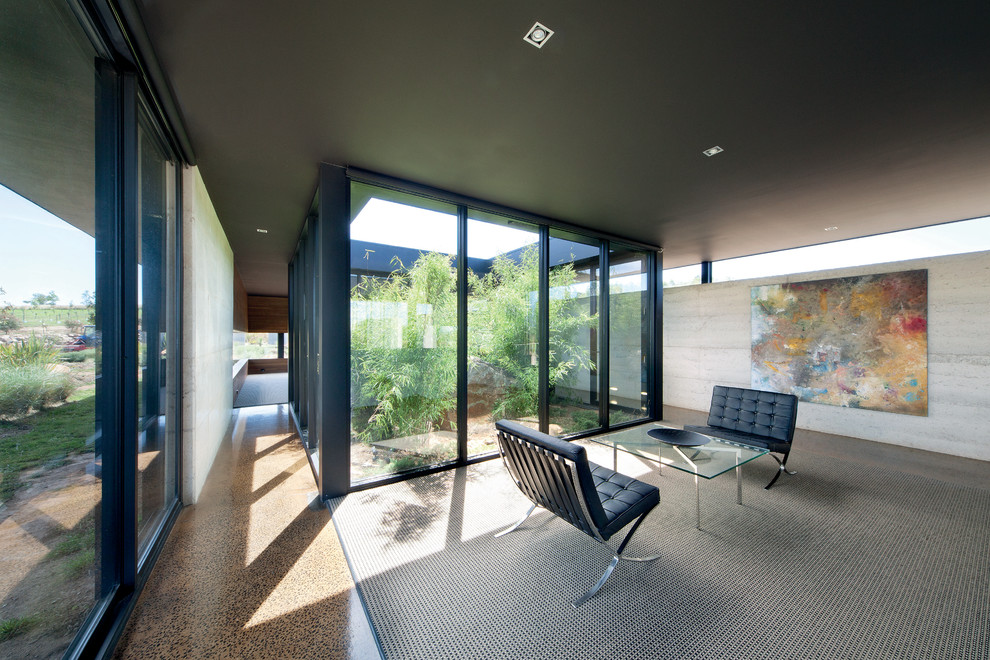 На фото: парадная, открытая гостиная комната в стиле модернизм с серыми стенами без камина, телевизора с