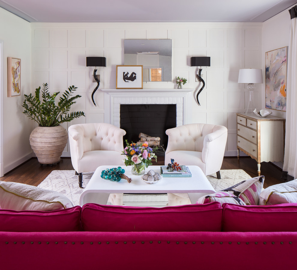 Immagine di un soggiorno chic di medie dimensioni con pareti bianche, pavimento in legno massello medio, camino classico, nessuna TV e pavimento marrone