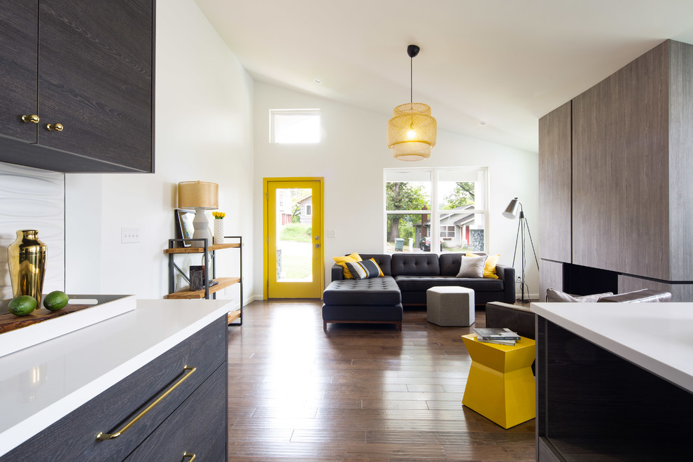 Kleines, Offenes Modernes Wohnzimmer mit weißer Wandfarbe, braunem Holzboden, Kamin, Kaminumrandung aus Holz, TV-Wand und braunem Boden in Sonstige