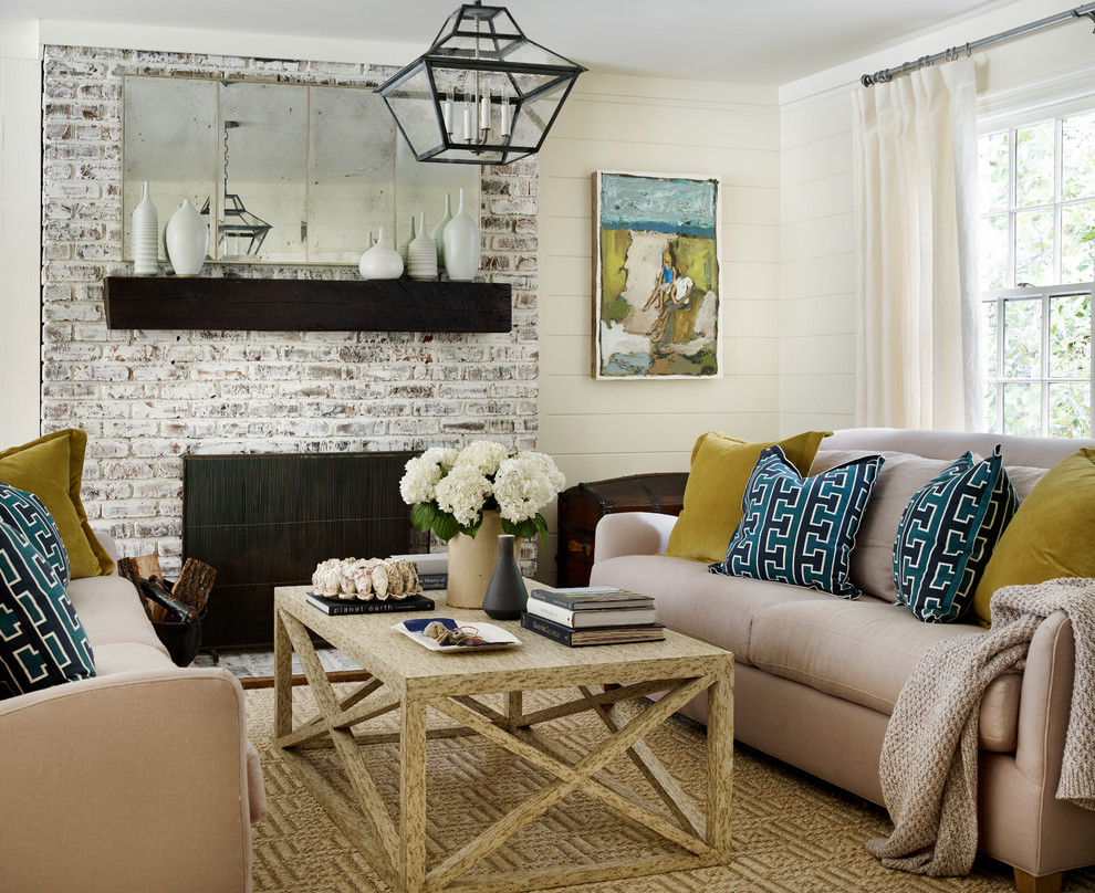 Repräsentatives Maritimes Wohnzimmer mit beiger Wandfarbe, Teppichboden, Kamin und Kaminumrandung aus Backstein in Atlanta