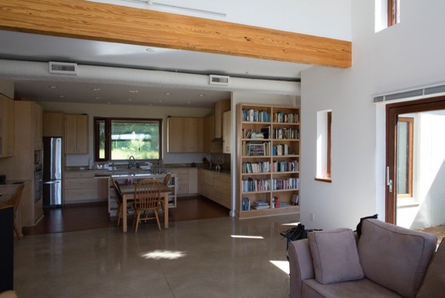 Idee per un soggiorno minimalista aperto e di medie dimensioni con sala formale, pareti bianche, pavimento in cemento e parete attrezzata