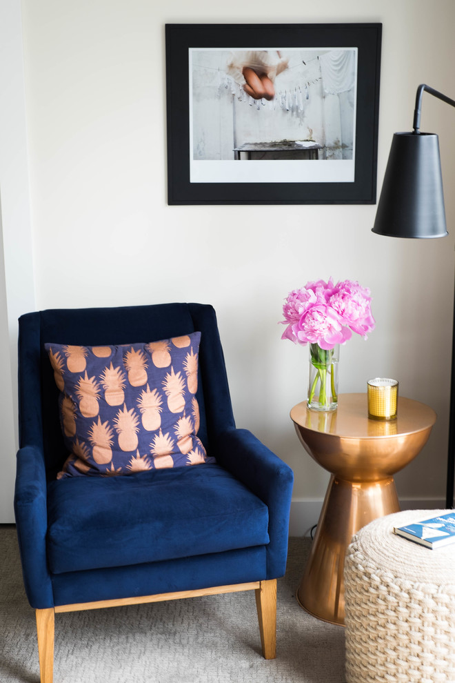 Esempio di un soggiorno minimalista di medie dimensioni e aperto con pareti bianche, moquette e pavimento beige