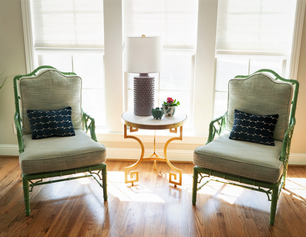 Imagen de salón abierto clásico renovado de tamaño medio con paredes grises y suelo de madera en tonos medios