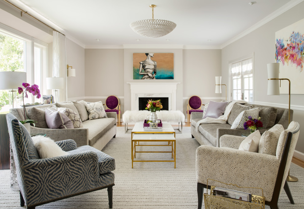 Стильный дизайн: гостиная комната в стиле неоклассика (современная классика) с серыми стенами, паркетным полом среднего тона, стандартным камином и коричневым полом - последний тренд