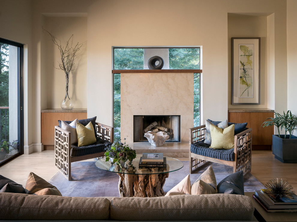 Repräsentatives, Fernseherloses, Offenes Modernes Wohnzimmer mit beiger Wandfarbe, braunem Holzboden und Kamin in San Francisco