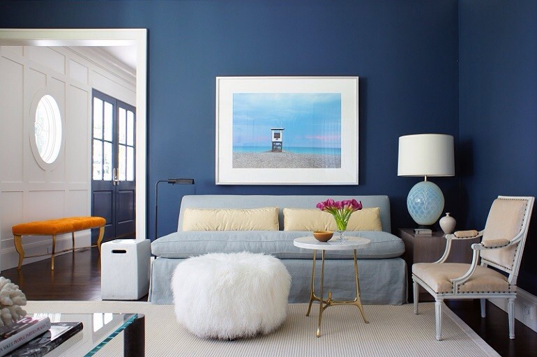 Großes, Repräsentatives, Fernseherloses Modernes Wohnzimmer mit blauer Wandfarbe, Teppichboden, Kamin und Kaminumrandung aus Stein in New York