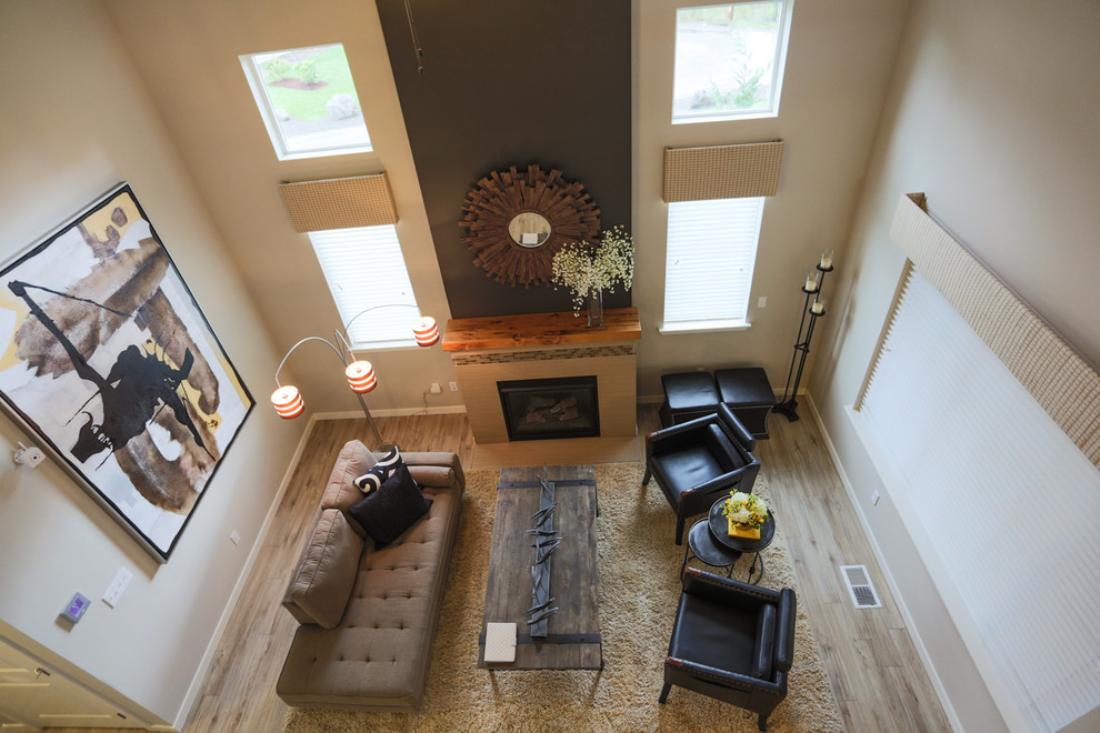Foto de salón abierto de estilo americano pequeño con paredes beige, suelo de madera clara, todas las chimeneas y marco de chimenea de baldosas y/o azulejos