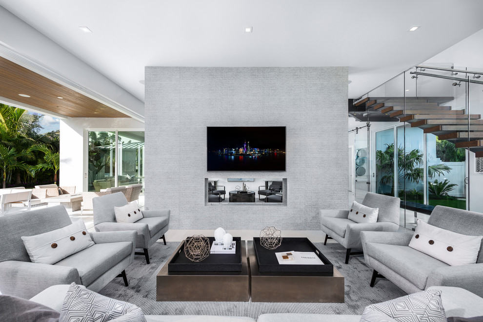 На фото: гостиная комната в современном стиле с серыми стенами, двусторонним камином, телевизором на стене и белым полом