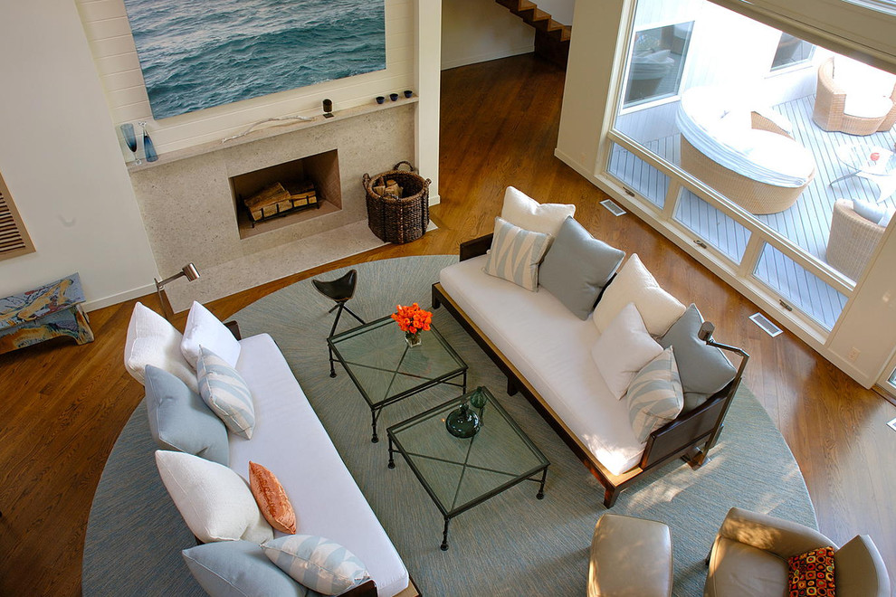 Источник вдохновения для домашнего уюта: большая открытая гостиная комната в морском стиле с бежевыми стенами и темным паркетным полом