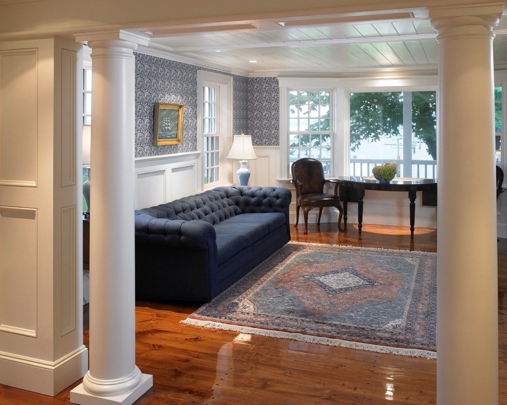 Стильный дизайн: изолированная, парадная гостиная комната среднего размера в морском стиле с синими стенами и паркетным полом среднего тона - последний тренд
