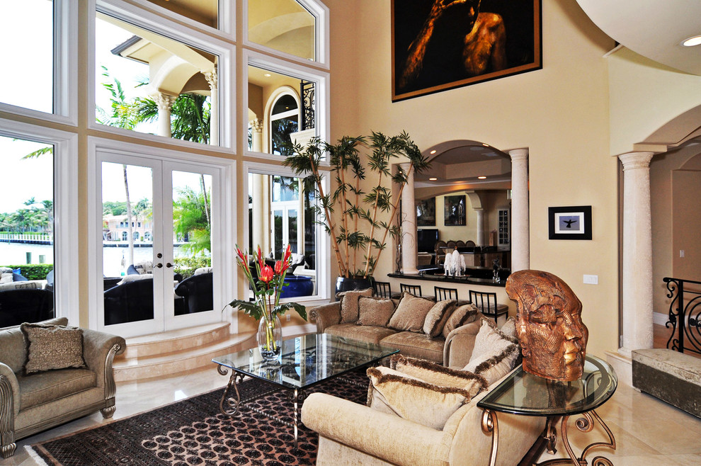 Ejemplo de salón para visitas abierto mediterráneo grande con paredes beige, suelo de mármol y televisor independiente