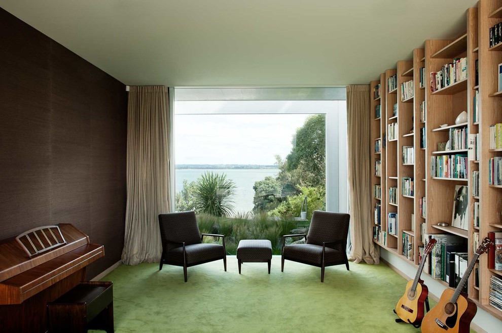Стильный дизайн: гостиная комната среднего размера в современном стиле с ковровым покрытием - последний тренд