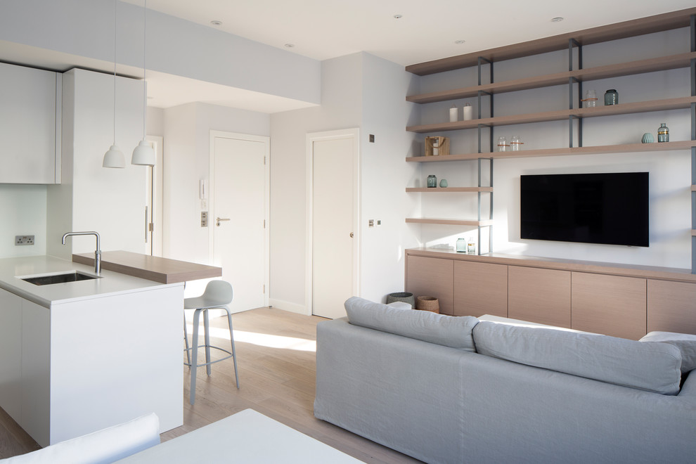 Großes, Repräsentatives, Offenes Modernes Wohnzimmer mit grauer Wandfarbe, hellem Holzboden und TV-Wand in London