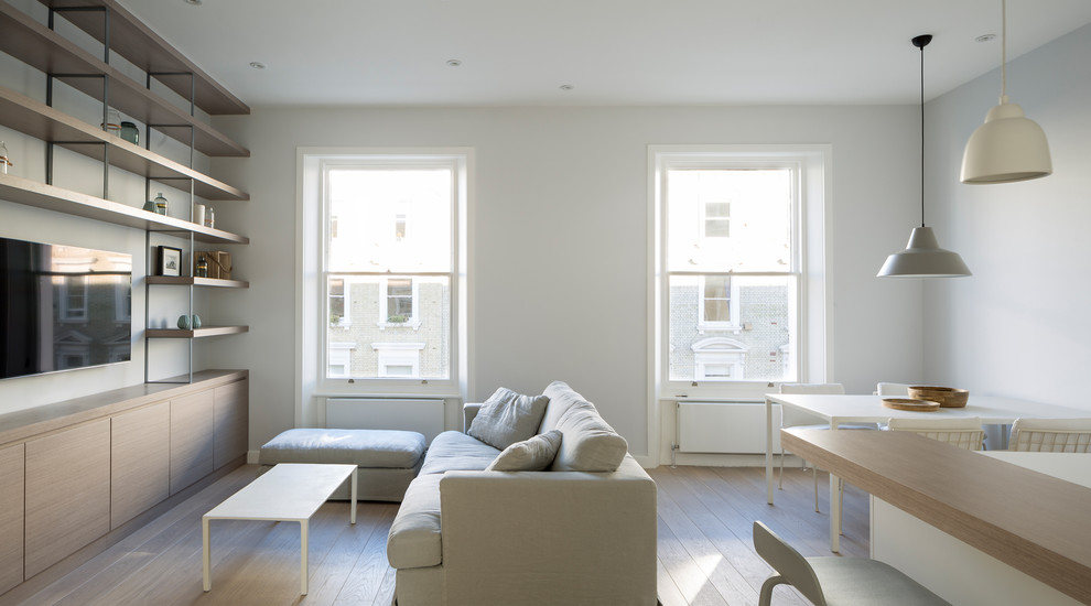 Großes, Repräsentatives, Offenes Modernes Wohnzimmer mit grauer Wandfarbe, hellem Holzboden und TV-Wand in London