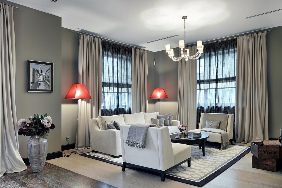 Imagen de salón para visitas abierto contemporáneo de tamaño medio sin televisor con paredes grises, suelo de madera clara y chimenea lineal