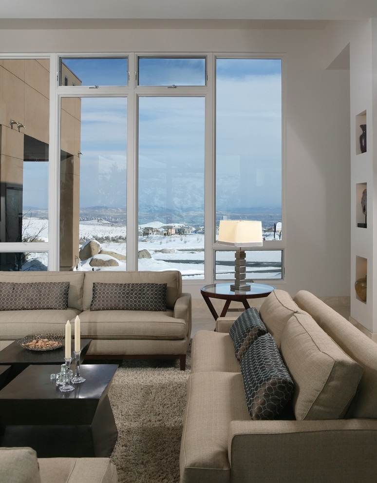 Ispirazione per un soggiorno minimalista di medie dimensioni e chiuso con sala formale, pareti bianche e pavimento in travertino