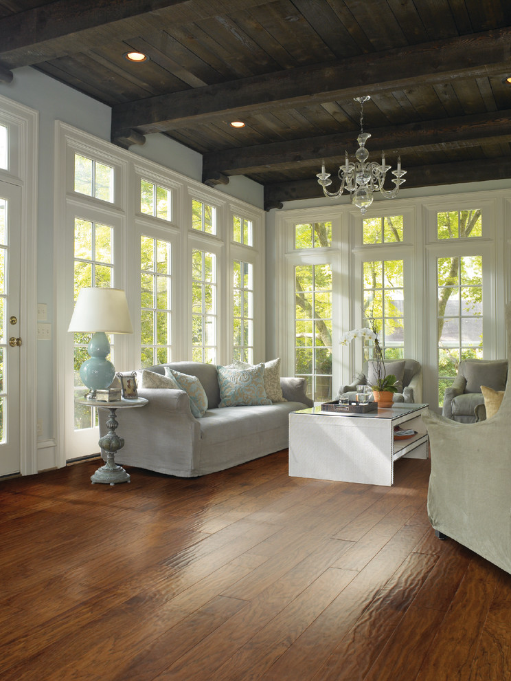 Großes, Offenes, Repräsentatives, Fernseherloses Shabby-Style Wohnzimmer ohne Kamin mit weißer Wandfarbe, braunem Holzboden und beigem Boden in Sonstige