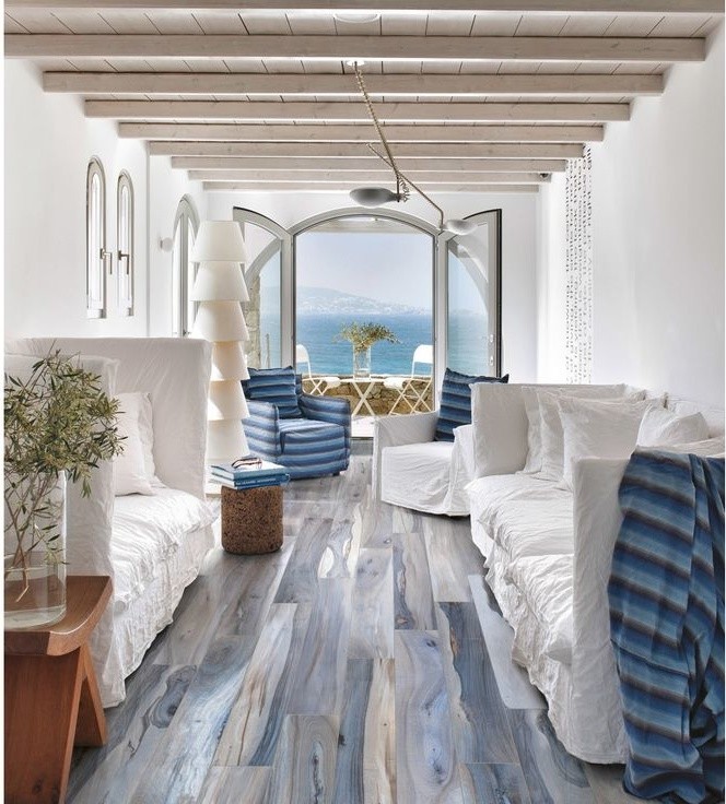 Cette photo montre un salon bord de mer de taille moyenne et fermé avec un mur blanc et aucune cheminée.