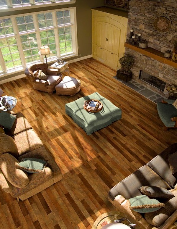 Exemple d'un grand salon montagne ouvert avec une salle de réception, un mur marron, un sol en bois brun, une cheminée standard, un manteau de cheminée en pierre et aucun téléviseur.
