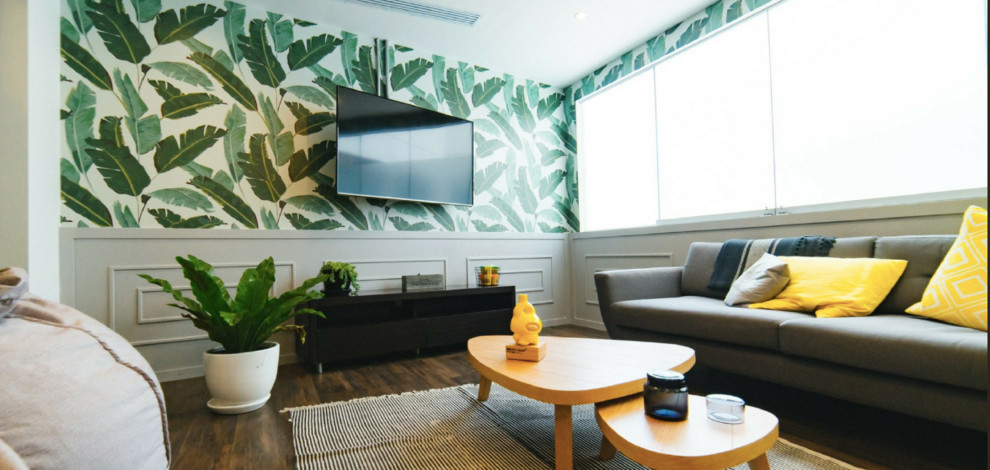 Eklektisk inredning av ett mellanstort separat vardagsrum, med gröna väggar, en väggmonterad TV, brunt golv och mellanmörkt trägolv