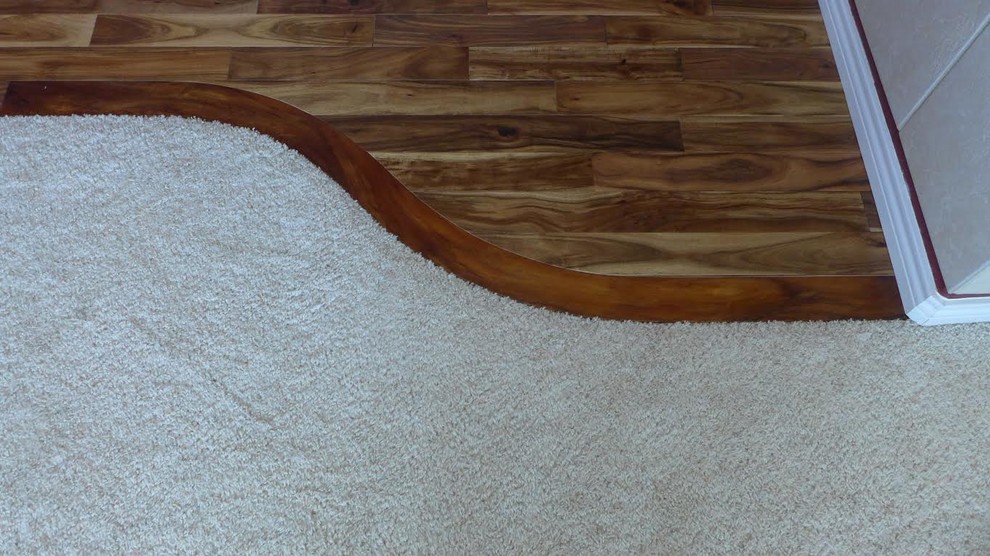 Ispirazione per un soggiorno moderno con pavimento in legno massello medio