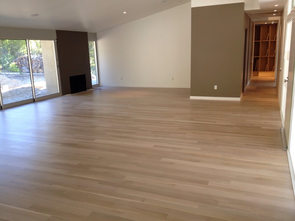 Großes, Offenes, Fernseherloses Modernes Wohnzimmer ohne Kamin mit brauner Wandfarbe und hellem Holzboden in Los Angeles