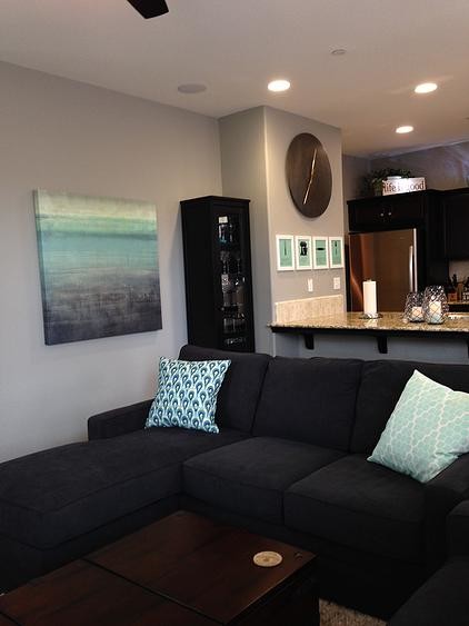 Imagen de salón abierto contemporáneo pequeño con paredes grises, suelo de baldosas de cerámica y televisor colgado en la pared