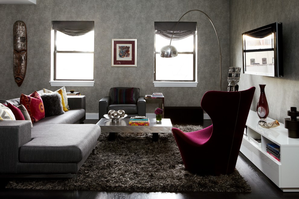 Источник вдохновения для домашнего уюта: открытая гостиная комната в современном стиле с серыми стенами, темным паркетным полом и телевизором на стене