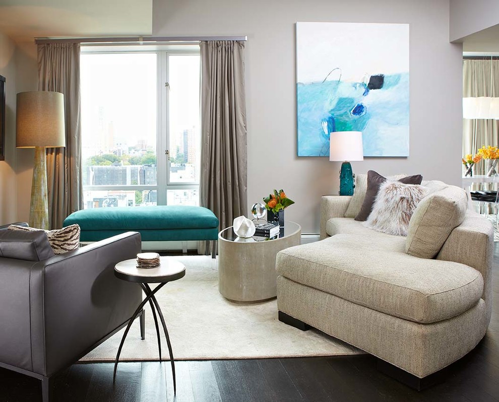 Großes, Offenes, Repräsentatives Modernes Wohnzimmer ohne Kamin mit grauer Wandfarbe, dunklem Holzboden, TV-Wand und braunem Boden in New York