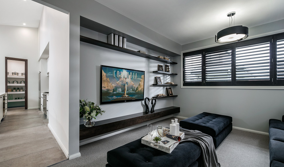 Стильный дизайн: изолированная гостиная комната среднего размера в современном стиле с серыми стенами, ковровым покрытием, телевизором на стене и серым полом - последний тренд