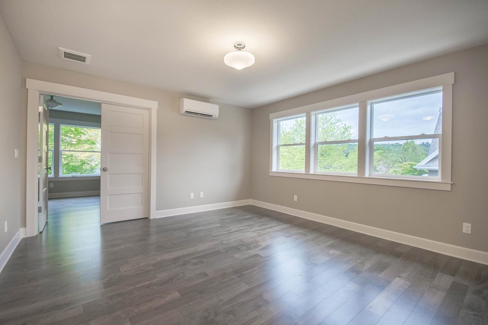 Mittelgroßes Klassisches Wohnzimmer im Loft-Stil mit grauer Wandfarbe und braunem Holzboden in Portland