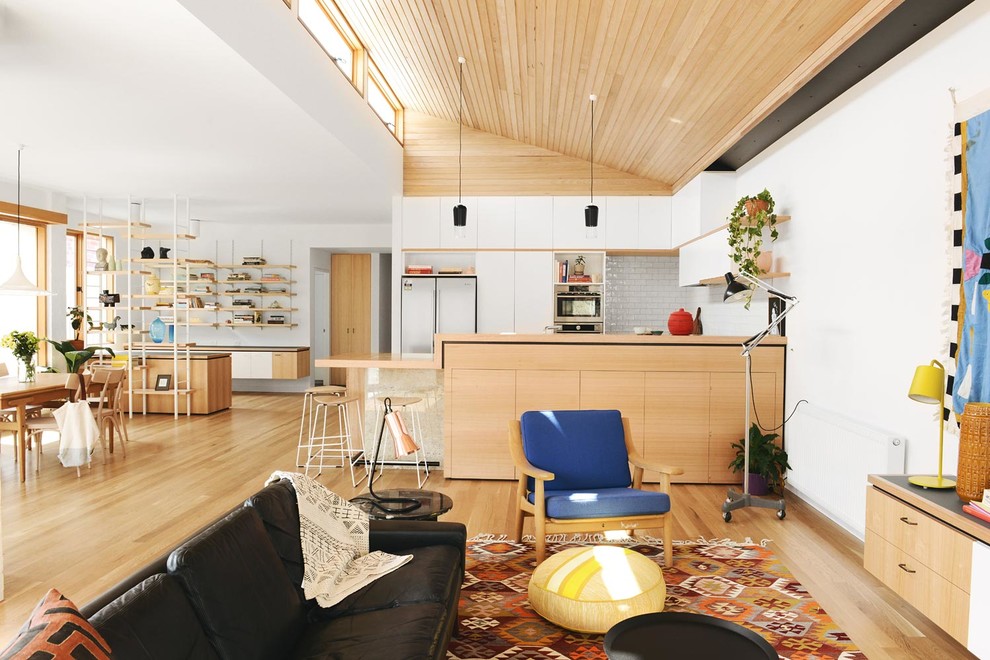 Свежая идея для дизайна: парадная, открытая гостиная комната среднего размера в скандинавском стиле с белыми стенами, светлым паркетным полом и фасадом камина из дерева без камина, телевизора - отличное фото интерьера