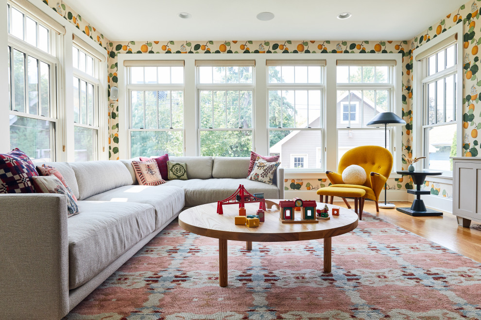 Ispirazione per un soggiorno classico con pareti multicolore, pavimento in legno massello medio, pavimento marrone e carta da parati