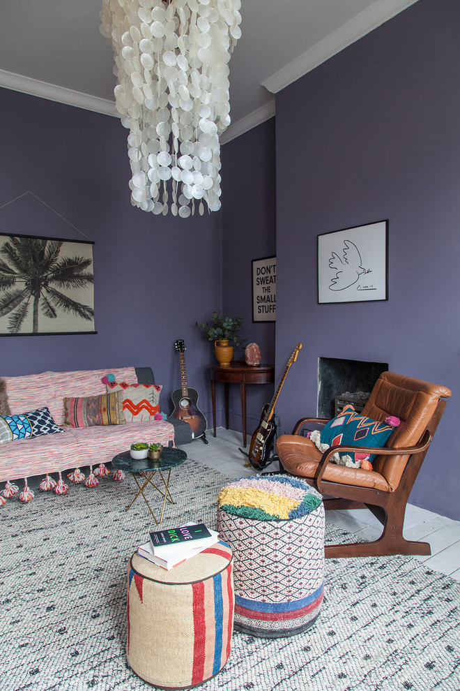 Стильный дизайн: большая гостиная комната в стиле фьюжн с фиолетовыми стенами, деревянным полом, стандартным камином, фасадом камина из штукатурки и белым полом - последний тренд