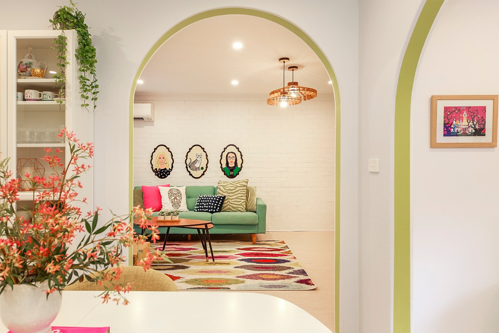 Идея дизайна: открытая гостиная комната среднего размера в стиле фьюжн с белыми стенами, полом из винила, отдельно стоящим телевизором и розовым полом