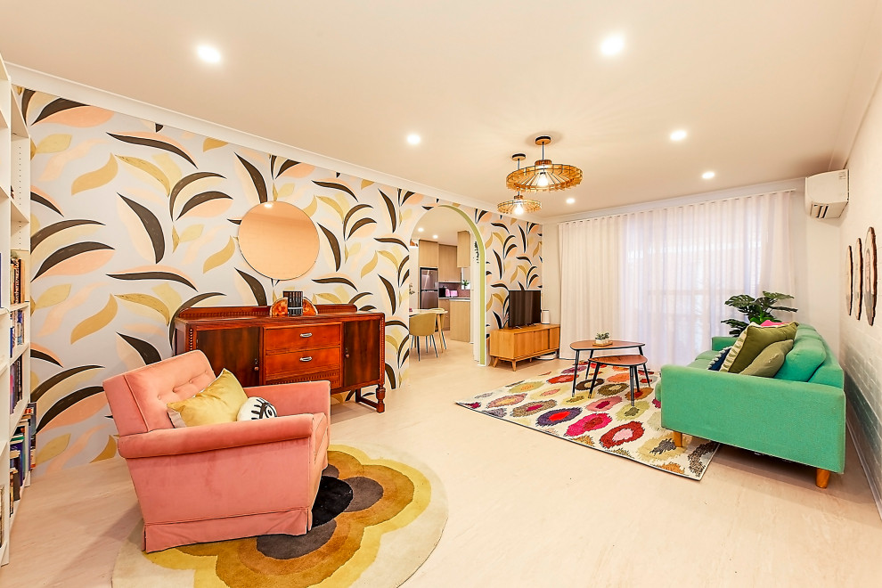 На фото: открытая гостиная комната среднего размера в стиле фьюжн с белыми стенами, полом из винила, отдельно стоящим телевизором и розовым полом с