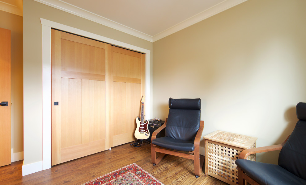 Пример оригинального дизайна: гостиная комната в классическом стиле с бежевыми стенами и полом из винила