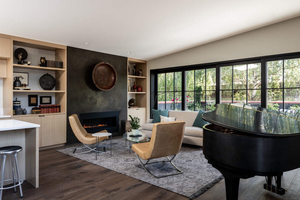 Свежая идея для дизайна: открытая гостиная комната среднего размера в современном стиле с серыми стенами, темным паркетным полом, стандартным камином и фасадом камина из бетона - отличное фото интерьера