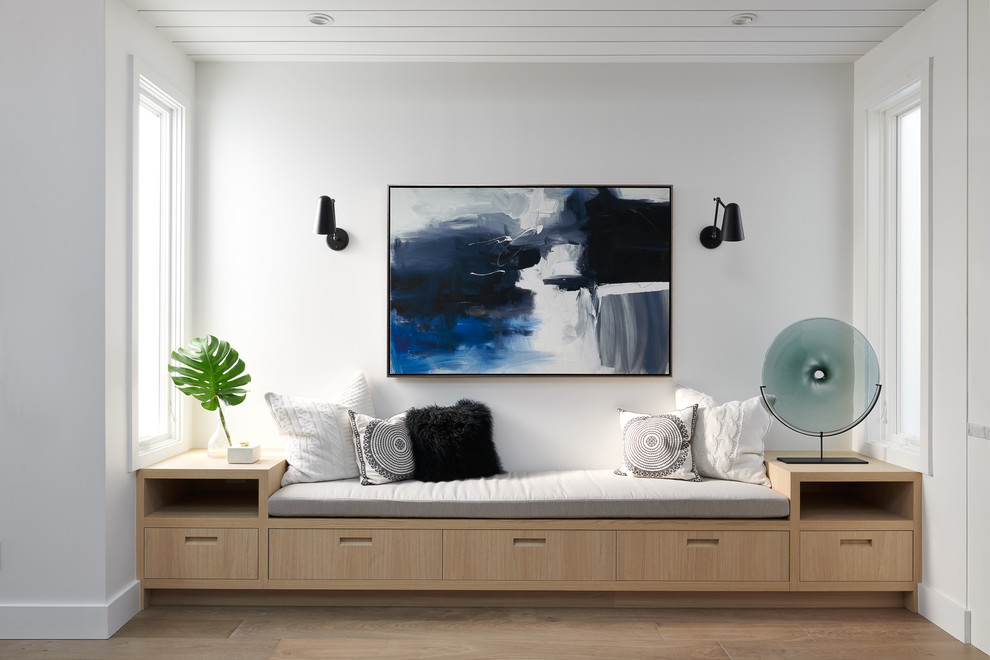 Esempio di un grande soggiorno classico aperto con pareti bianche, parquet chiaro, cornice del camino in intonaco e parete attrezzata