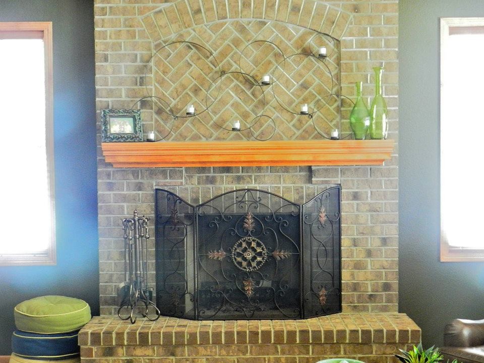 ミルウォーキーにある小さなエクレクティックスタイルのおしゃれなリビング (青い壁、カーペット敷き、標準型暖炉、レンガの暖炉まわり、白い床) の写真