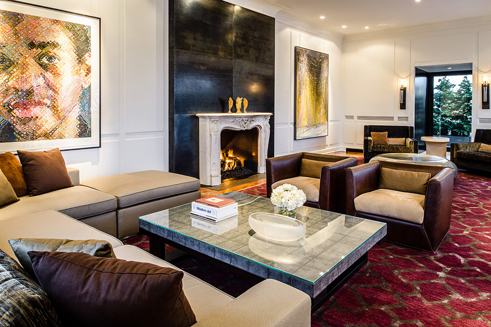 Immagine di un soggiorno chic con sala formale, pareti bianche, moquette, camino classico e nessuna TV