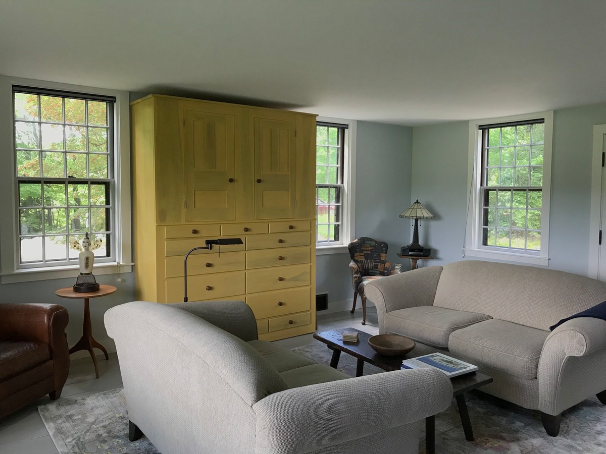 Источник вдохновения для домашнего уюта: изолированная гостиная комната среднего размера в стиле неоклассика (современная классика) с серыми стенами, деревянным полом, стандартным камином, фасадом камина из дерева и серым полом
