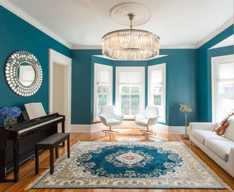 Inredning av ett klassiskt mellanstort separat vardagsrum, med ett musikrum, blå väggar och mellanmörkt trägolv