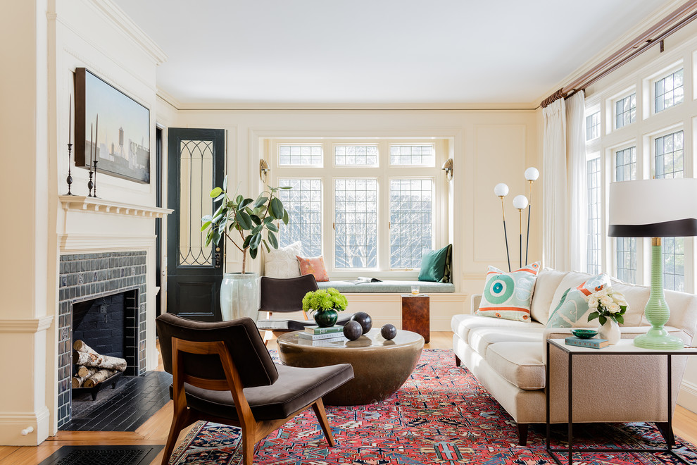 Klassisches Wohnzimmer mit weißer Wandfarbe, Kamin und gefliester Kaminumrandung in Boston